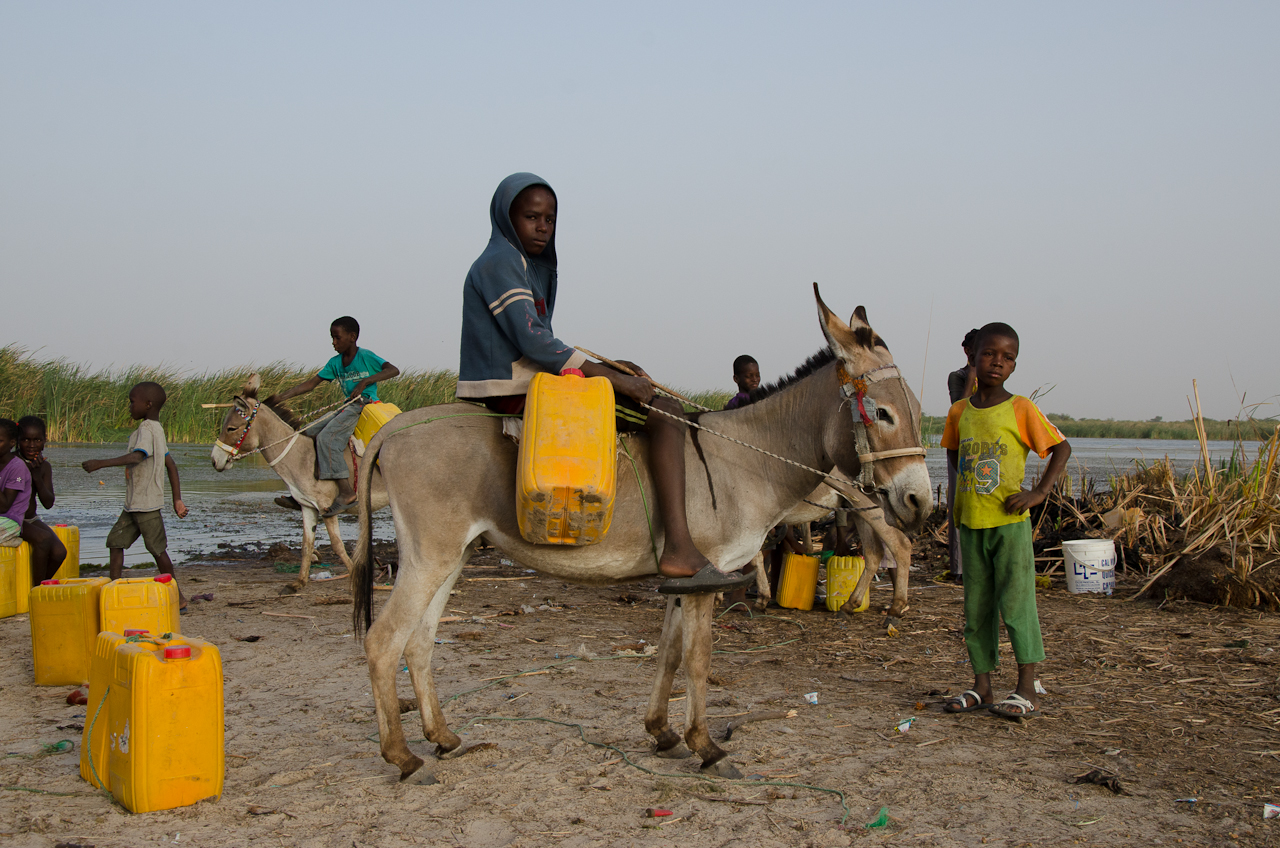 Jusqu’en 2014, les enfants allaient chercher l’eau loin du village dans un bras du fleuve